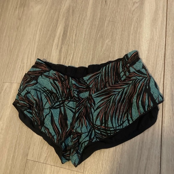 Lululemon Tropical Print Athletic Shorts - Picture 1 of 5